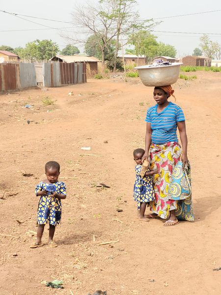 Togo Mutter mit Zwillingen 129.jpg